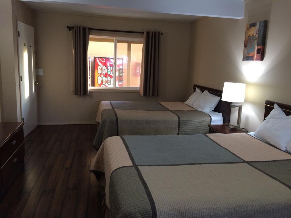 Townhouse Inn & Suites Кламат Фолс Экстерьер фото