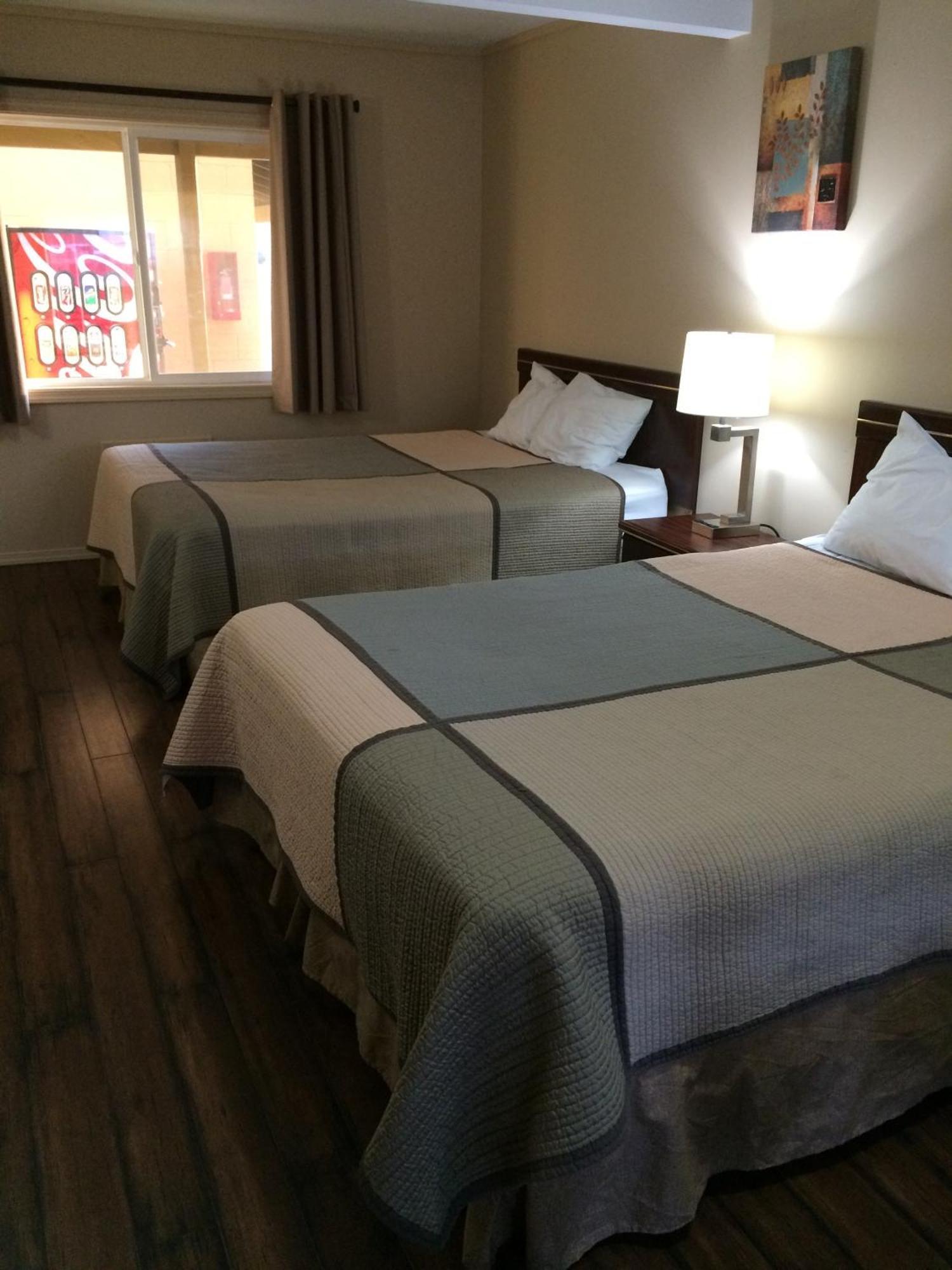 Townhouse Inn & Suites Кламат Фолс Экстерьер фото
