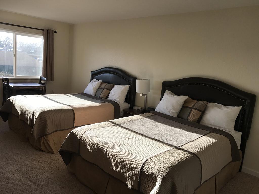 Townhouse Inn & Suites Кламат Фолс Экстерьер фото