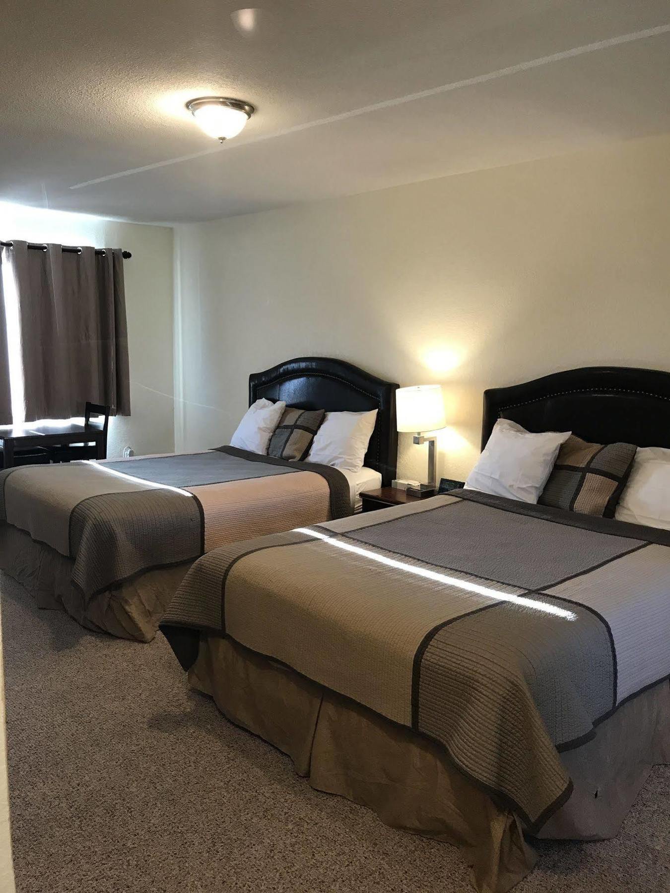 Townhouse Inn & Suites Кламат Фолс Экстерьер фото