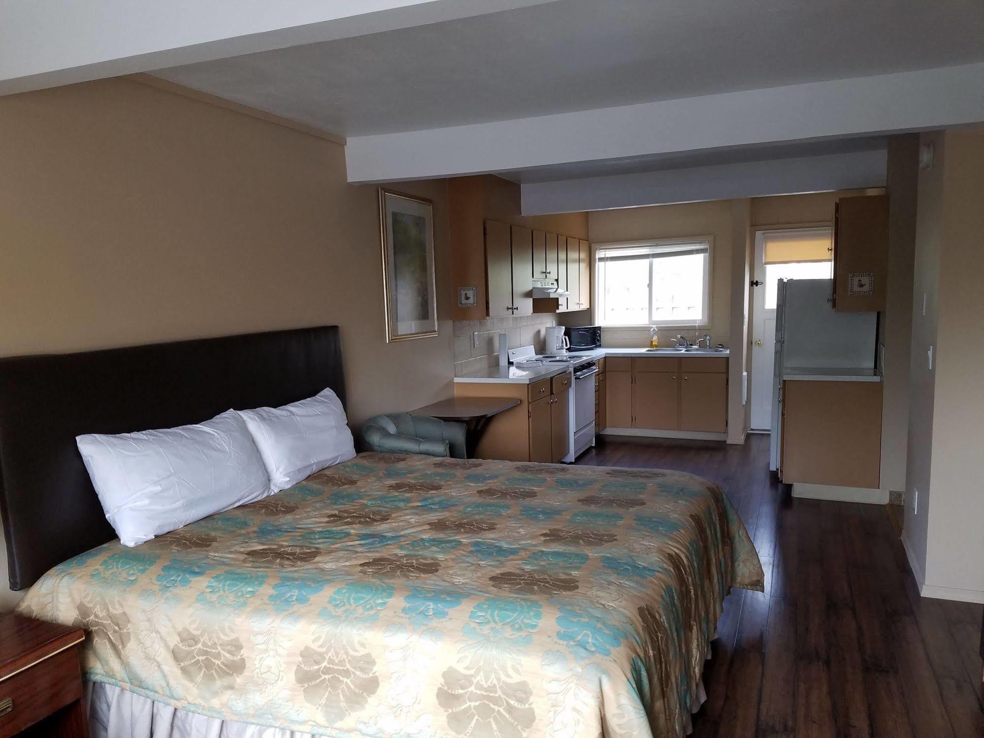 Townhouse Inn & Suites Кламат Фолс Экстерьер фото