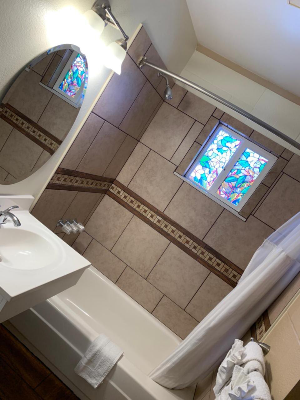 Townhouse Inn & Suites Кламат Фолс Экстерьер фото
